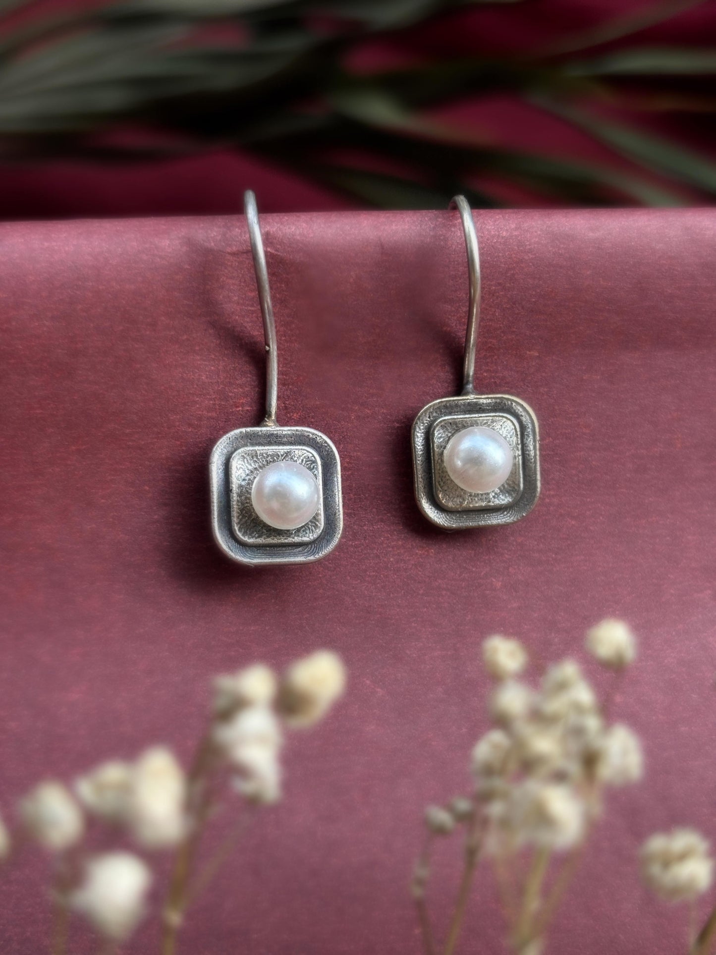 Ek Moti – Minimal Oxidized Pearl Hook Earrings