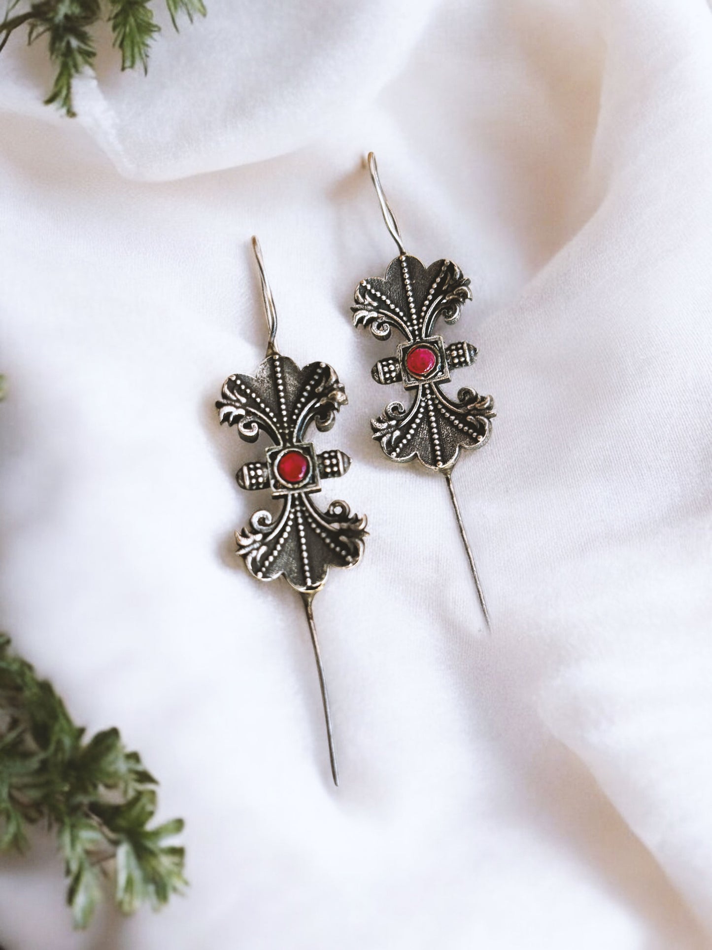 Gagini Red Monalisa Stone Clip-On Sui Bugadi Earcuffs