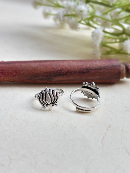 Niloufer Adjustable Oxidized Toe Ring Pair