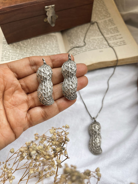 Quirky Peanuts Pendant Neckpiece with Stud Earrings