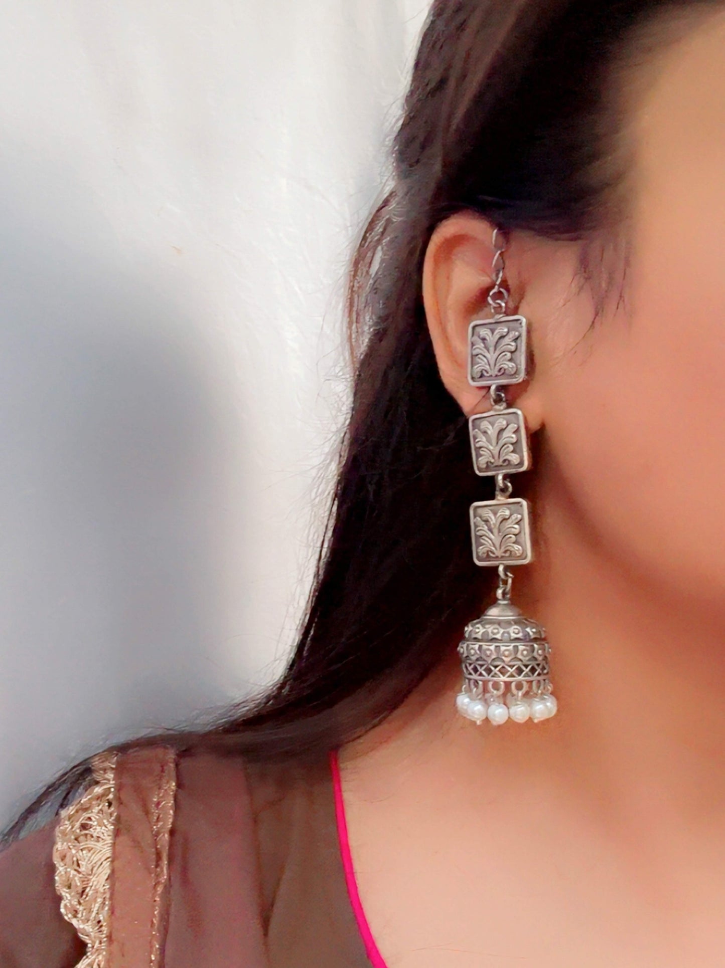 Teen Varga Pearl Jhumka Chain Earcuff