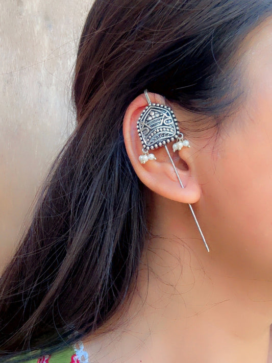 Urvashi Pearl Sui Hook Earcuff