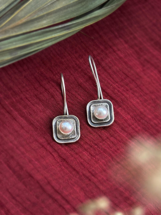 Ek Moti – Minimal Oxidized Pearl Hook Earrings