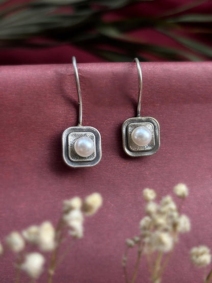 Ek Moti – Minimal Oxidized Pearl Hook Earrings