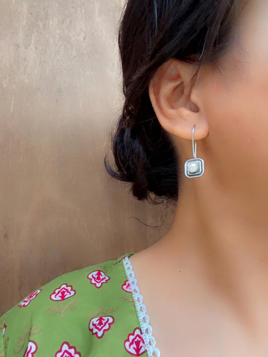 Ek Moti – Minimal Oxidized Pearl Hook Earrings