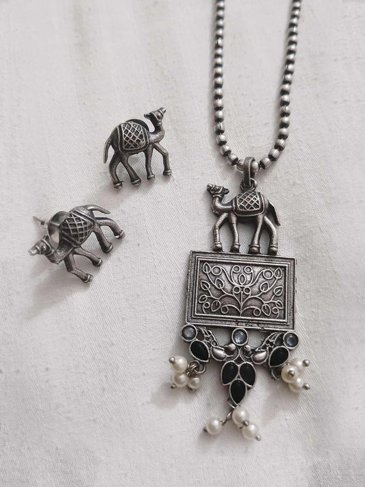 Naqa Neck Chain with Stud Earrings