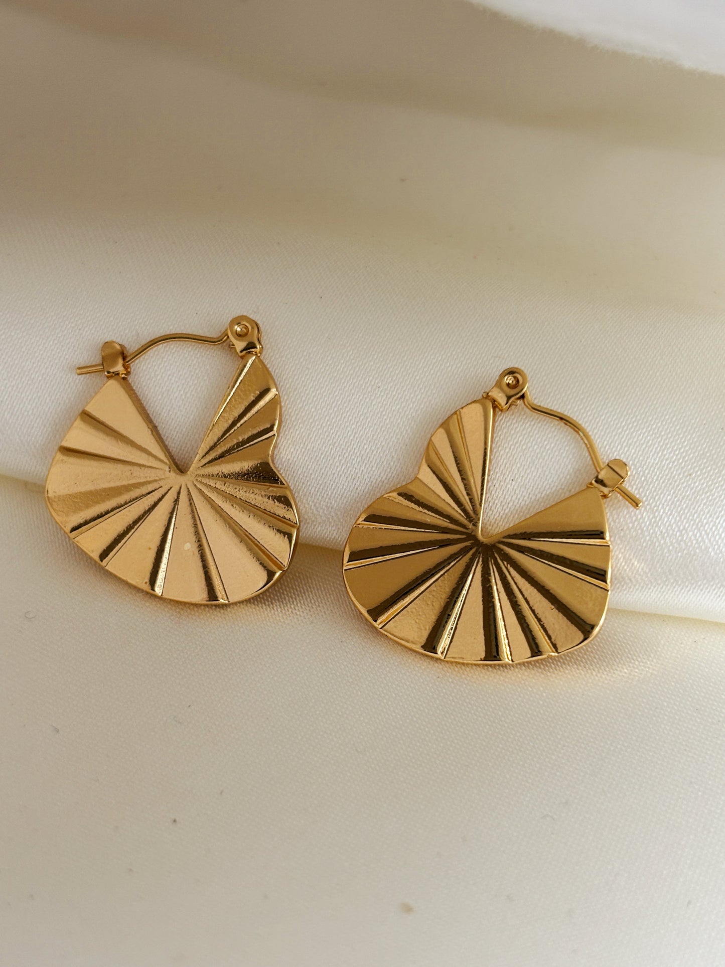 Pansy Anti-Tarnish Stud Earrings – 18K Gold Plated