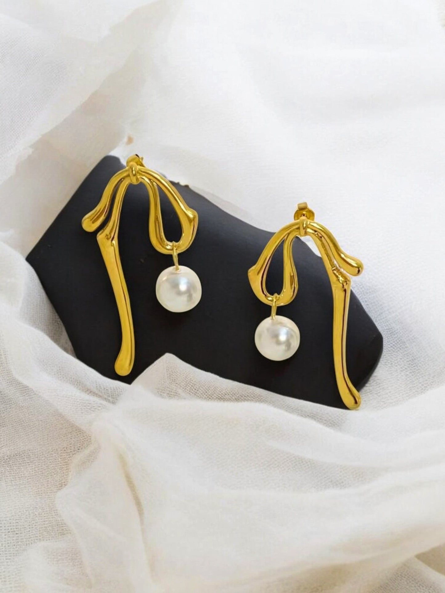 Pearl Knot – White Pearl Dangle Earrings