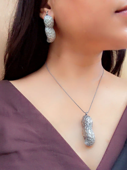 Quirky Peanuts Pendant Neckpiece with Stud Earrings