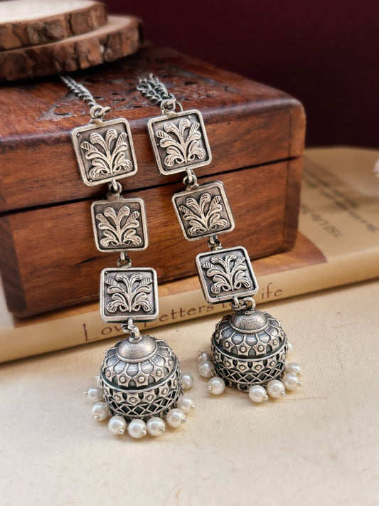 Teen Varga Pearl Jhumka Chain Earcuff