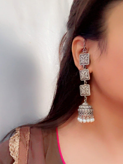 Teen Varga Pearl Jhumka Chain Earcuff