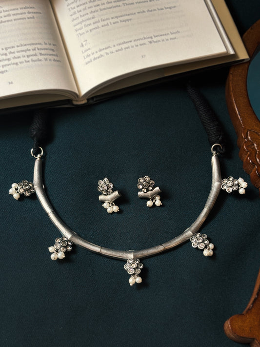 Veni Pearl Hasli Choker with Earrings