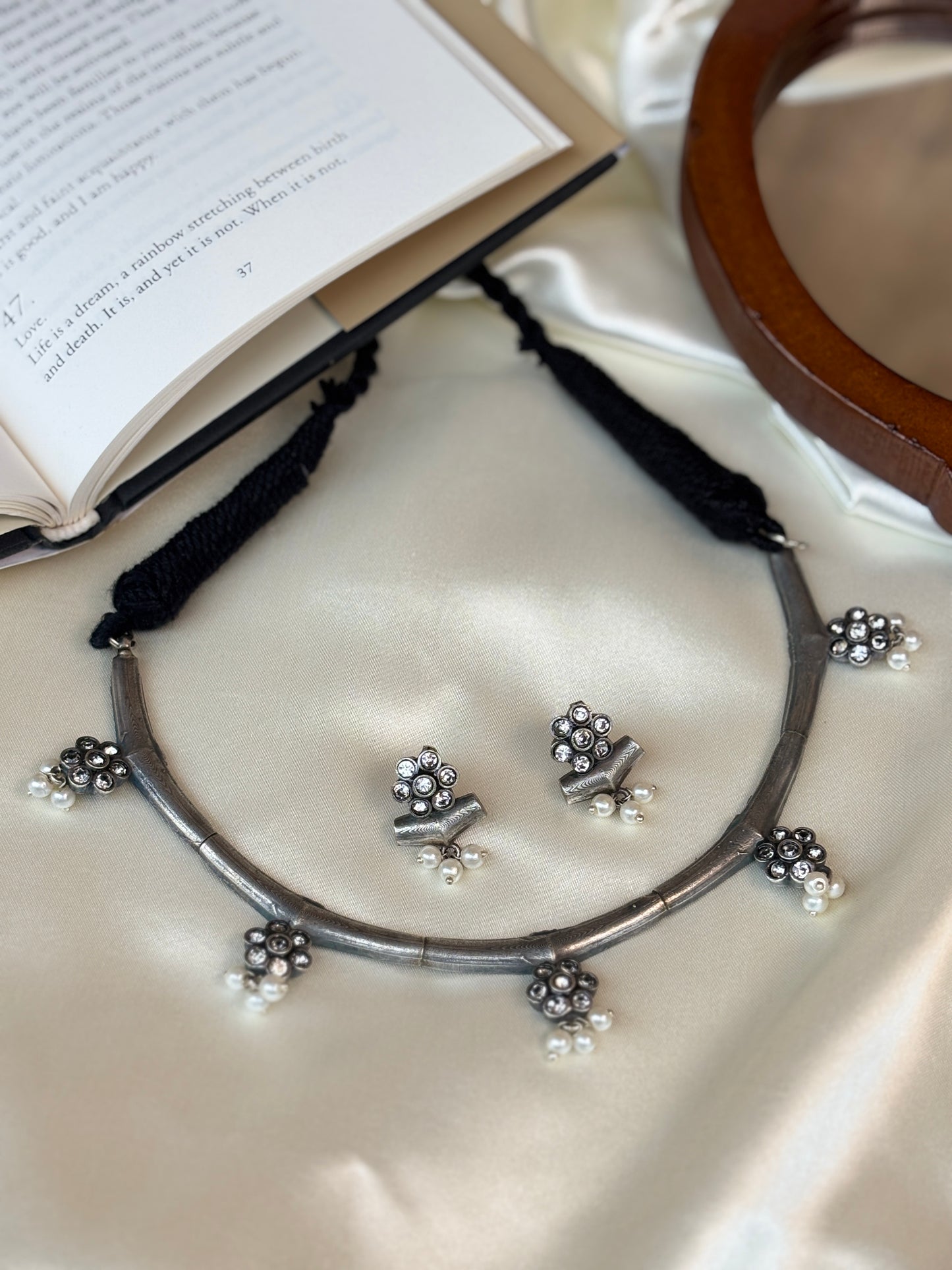 Veni Pearl Hasli Choker with Earrings