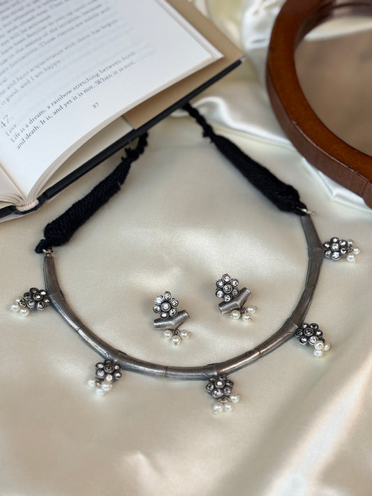 Veni Pearl Hasli Choker with Earrings